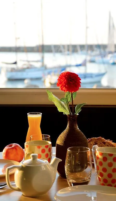 Logis Hotel Du Port Plobannalec-Lesconil 3*,